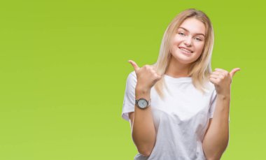 İzole arka plan başarı işareti el ile olumlu hareketi yaparken Genç beyaz kadın başparmak gülümseyen ve mutlu. Neşeli bir ifadeyle, kazanan jest kameraya bakıyor.