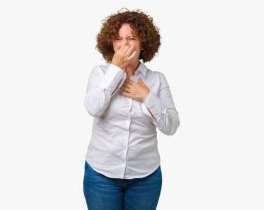 Güzel orta ager üst düzey businees kadın bir şey pis ve iğrenç kokulu izole arka plan, dayanılmaz koku, holding nefes burun parmaklar ile. Kötü kokuyor kavramı.