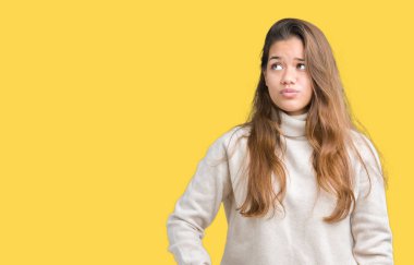 İzole arka plan yapma balık yüzüne dudaklı, çılgın ve komik bir jest boğazlı kazak giyen genç güzel esmer kadın. Komik ifade.