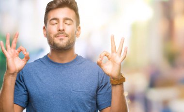 Yakışıklı delikanlı izole arka plan üzerinde dinlenmek ve gülümseyen gözlerle parmak ile meditasyon jest yapıyor kapalı. Yoga kavramı.