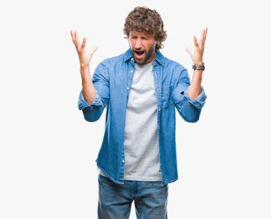 Yakışıklı İspanyol model adam arka plan deli kutluyor izole ve crazy arms ile başarı için kaldırdı ve heyecanlı çığlık gözler kapalı. Kazanan kavramı