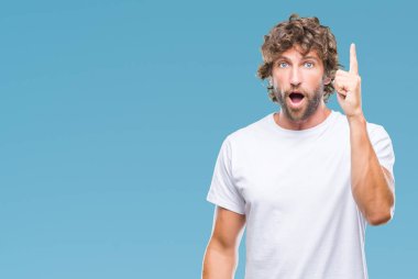 İzole arka plan başarılı fikirle parmak işaret adam yakışıklı İspanyol modeli. Çıktıktan ve mutlu. Bir numara.