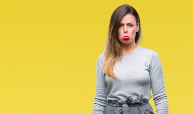 Kızgın ve korkmuş ağlıyor genç güzel işçi iş kadını depresif izole arka plan ve sıkıntı, endişe içinde. Üzgün ifade.