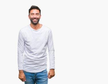 İzole arka plan ile bir mutlu ve serin yetişkin İspanyol adam yüzünde gülümseme. Şanslı kişi.