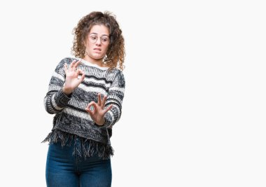 Güzel esmer kıvırcık saçlı Genç kız izole arka plan üzerinde gözlük tiksinti ifadesi, memnun ve korkulu tiksinti yüz yapıyorsun çünkü nefret tepki. Elleriyle kaldırdı. Sinir bozucu kavramı.