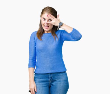 Mahcup ifadeyle parmaklarımın arasından seyir yüz ve gözler el ile kapsayan şok izole arka plan bakmak üzerinde kış kazak giyen güzel orta yaş Olgun kadın.