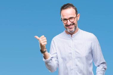 Orta yaş ağarmış komuta sizde seyir ve başparmak yanında yukarıyı mutlu yüz ile gülümseyen izole arka plan üzerinde gözlük.