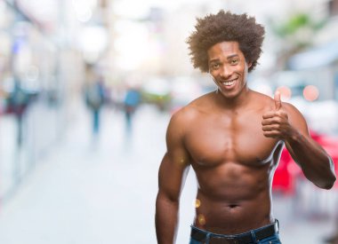 Çıplak vücut hareketi el ile mutlu yaşasın yapıyor izole arka plan üzerinde gösterilen Afro Amerikalı gömleksiz adam. Kameraya bakarak başarı gösteren ile ifade onaylama.