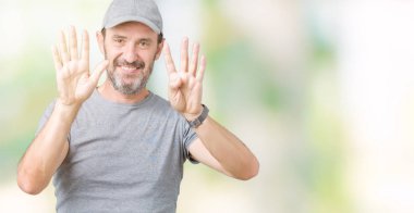 Yakışıklı orta yaş ağarmış komuta sizde Spor şapkası üzerinde gösterilen arka plan izole ve parmakları ile işaret numara 9 kendinden emin ve mutlu gülümseyerek süre.