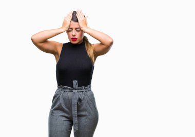 Genç güzel şık iş kadını çünkü umutsuz ve stresli baş ağrısı acı izole arka plan üzerinde ağrı ve migren. Ellerini kafasına.