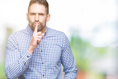 Yakışıklı delikanlı dudaklarında parmak ile sessiz olmanı izole arka plan üzerinde. Sessizlik ve gizli kavramı.