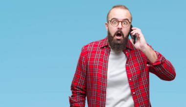 Smartphone'da izole arka plan üzerinde bir sürpriz yüz, korkuyor ve heyecanlı korku ifadesi ile şok korkmuş konuşan genç beyaz hipster adam
