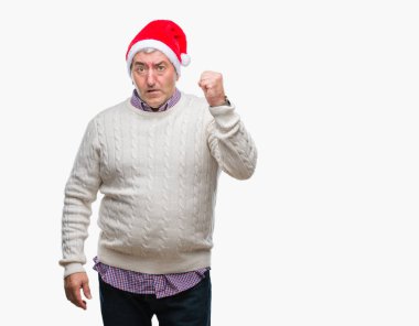 Öfkeli ve sinirli sinirli ve öfke ile bağırarak süre öfkeli yumruk yükselterek izole arka plan üzerinde Noel şapka giymiş yakışıklı komuta sizde. Öfke ve agresif kavramı.