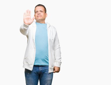 Orta yaş Arap adam giyen kazak stop yapıyor izole arka plan üzerinde şarkı elin avuç ile. Negatif ve ciddi bir jest yüz ifadesiyle uyarı.