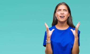 İzole arka plan çılgın ve kızgın bağırarak ve agresif ifade ve kaldırdı silah bağırmayı güzel Arap kadın. Hayal kırıklığı kavramı.