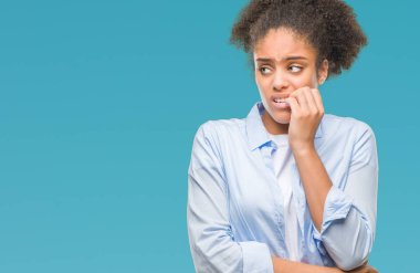 Stresli ve gergin ile eller tırnak ısırma dudaklarından seyir izole arka plan üzerinde genç afro Amerikalı kadın. Anksiyete sorunu.