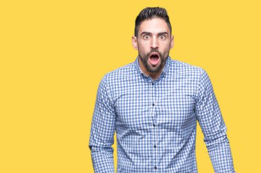 Şüpheci ve alaycı, arayan genç yakışıklı adam şok karşısında izole arka plan üzerine açık ağız ile şaşırttı
