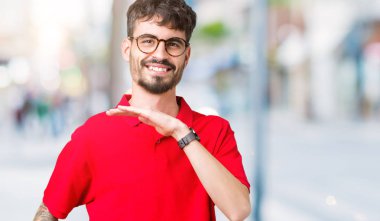 Büyük ve büyük boy işaret, ölçü birimi sembol gösteren ellerle eller izole arka plan üzerinde gözlük takan yakışıklı delikanlı. Kameraya bakarak gülümsüyordu. Ölçüm kavramı.