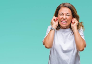 Orta yaş İspanyol kadın kıdemli yüksek sesle müzik gürültü rahatsız ifade parmaklarıyla kulaklarıyla kapsayan izole arka plan üzerinde. Sağır kavramı.