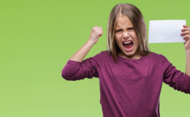 Öfke, çılgın ve yükseltilmiş eliyle diye bağıran ile rahatsız ve hayal kırıklığına uğramış öfke kavramı bağırarak arka plan boş kağıt kartı izole üzerinde tutan genç güzel kız