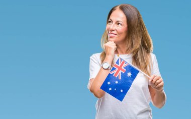 Avustralya bayrağı tutan orta yaş İspanyol kadın arka plan ciddi bir yüz düşünme hakkında soru, çok karışık fikir izole