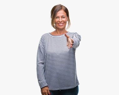 Orta yaş İspanyol kadın kıdemli dostu sunan el sıkışma tebrik ve davet edici olarak gülümseyen izole arka plan üzerinde. Başarılı iş.