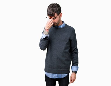 Genç yakışıklı zeki adam gözlüklü izole arka plan üzerinde sürtünme burun ve göz yorgunluğu ve baş ağrısı duygu yorgun. Stres ve hayal kırıklığı kavramı.