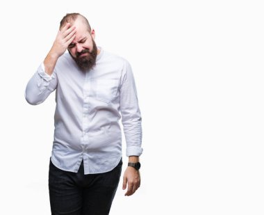 Genç beyaz hipster adam çünkü umutsuz ve stresli baş ağrısı acı izole arka plan üzerinde ağrı ve migren. Ellerini kafasına.