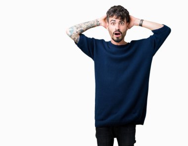 Yakışıklı delikanlı üzerinde arka plan deli izole ve baş, korkuyor ve açık ağzı ile şok sürpriz elleriyle korkuttu