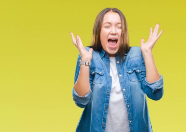 Genç beyaz güzel kadın deli kutluyor ve silah ile başarı için heyecanlı çığlık kaldırdı ve açık gözleri hayret izole arka plan yüzünden. Kazanan kavramı