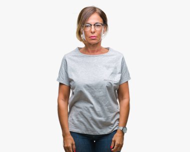 Yüzünde ciddi bir ifade ile izole arka plan üzerinde gözlük takan orta yaş İspanyol kadın kıdemli. Basit ve doğal kameraya bakıyor.