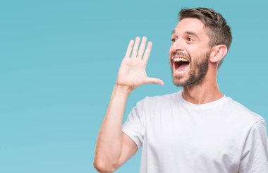 Yakışıklı delikanlı bağırarak ve ağzı üzerinde el ile yan için çığlık izole arka plan üzerinde. İletişim kavramı.