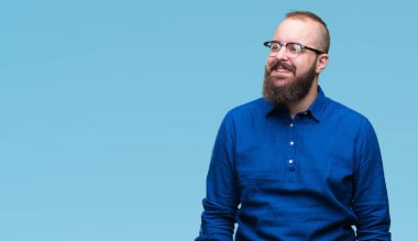 Üzerinde gözlük takan Genç beyaz hipster adam arka plan uzak tarafına gülümseme ile yüzünde, doğal ifade arıyorum izole. Kendine güvenen gülüyor.