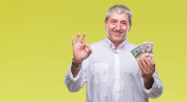 Yakışıklı komuta sizde para parmaklar, mükemmel sembolü ile ok işareti yapıyor izole arka plan üzerinde tutan