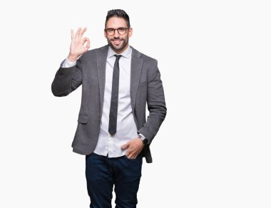 Genç yakışıklı iş adamı izole arka plan el ve parmaklar ok işaretiyle yapıyor olumlu gülümseyen üzerinde. Başarılı ifade.