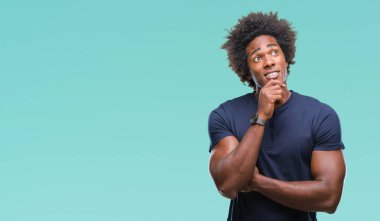 Çene düşünme hakkında soru, dalgın ifade üzerine el ile izole arka plan üzerinde Afro Amerikalı adam. Düşünceli yüzüyle gülümsüyor. Şüphe kavramı.