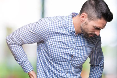 İzole genç yakışıklı adam arka plan geri el ile kas ağrısı dokunmadan acı sırt ağrısı,