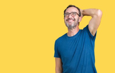 Çekici poz arka plan Gülen hareketi, el emin dokunaklı saç üzerinde gözlük nedir yakışıklı orta yaş ağarmış komuta sizde izole