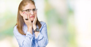 Güzel orta yaş olgun iş kadın kat yüz, depresyon ve üzüntü, izole arka plan yorgun eller üzerinde gözlük üzgün ve sorun için tahriş