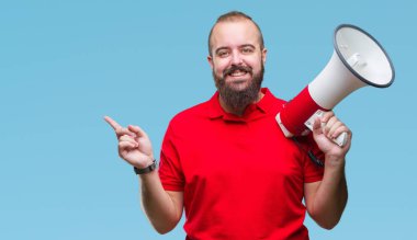 Beyaz delikanlı izole arka tarafına el ve parmak ile işaret çok mutlu üzerinde megafon ile bağırarak