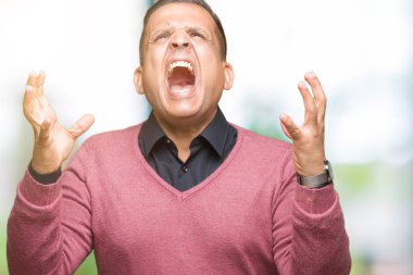 Orta yaş Arap adam kızgın ve silah ile başarı için deli kutluyor izole arka plan üzerinde kaldırdı ve heyecanlı çığlık gözler kapalı. Kazanan kavramı