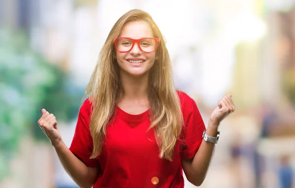 Joven Mujer Rubia Hermosa Con Gafas Sobre Fondo Aislado Celebrando —  Fotos de Stock