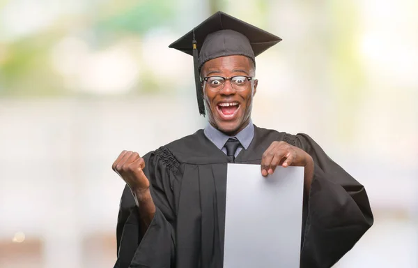 Jovem Graduado Afro Americano Segurando Papel Branco Grau Sobre Fundo — Fotografia de Stock