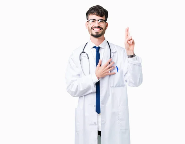 若い医者分離オーバー病院のコートを身に着けている男の胸と指は 忠誠の宣誓で手 Swearing を背景します — ストック写真