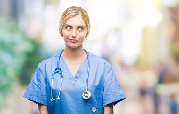 笑って見ている側と見つめて離れて思考孤立の背景に美しい金髪女医外科医看護師女性 — ストック写真