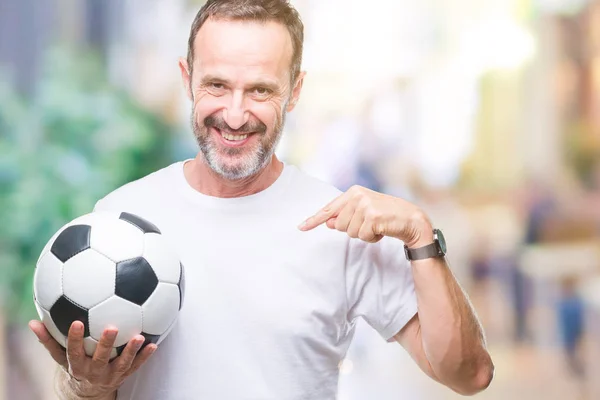 Μέση Ηλικία Γηραιός Ανώτερος Άνθρωπος Κρατώντας Την Μπάλα Ποδοσφαίρου Ποδοσφαίρου — Φωτογραφία Αρχείου