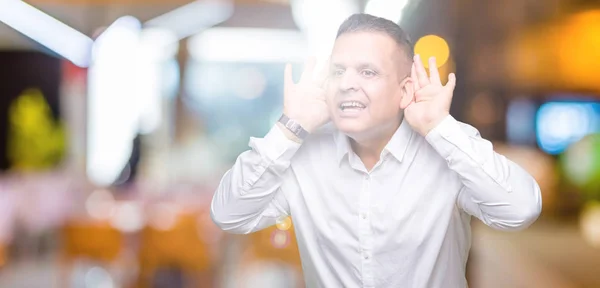 Hombre Elegante Árabe Mediana Edad Sobre Fondo Aislado Tratando Escuchar — Foto de Stock