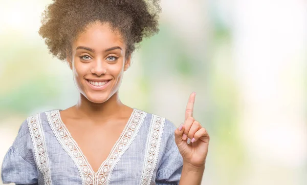 Jonge Afro Amerikaanse Vrouw Geïsoleerde Achtergrond Tonen Omhoog Met Vinger — Stockfoto