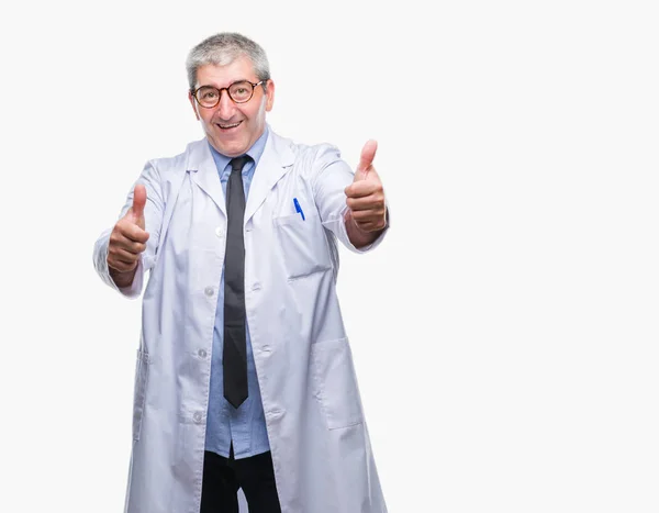 Bonito Médico Sênior Cientista Homem Profissional Vestindo Casaco Branco Sobre — Fotografia de Stock