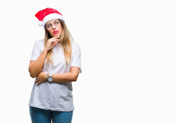 Mladá Krásná Žena Nosí Vánoční Čepice Izolované Pozadí Rukou Bradě — Stock fotografie